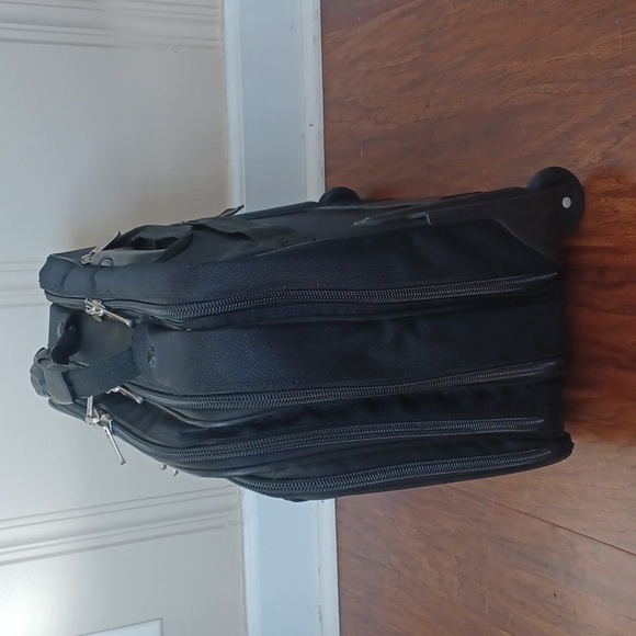 Foray Rolling Laptop/Computer/Pilot/Flight Travel Bag. Multiple Partitions - Picture 4 of 16
